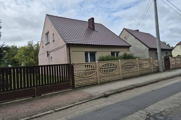 Dom z dużą działką na sprzedaż