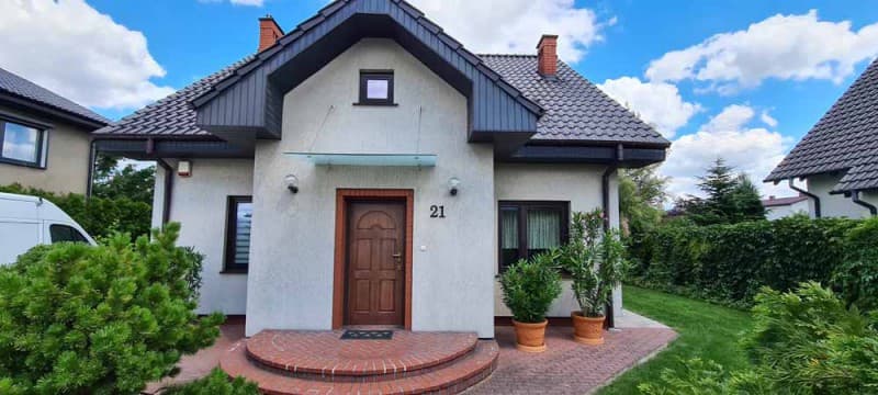 Dom z basenem na sprzedaż